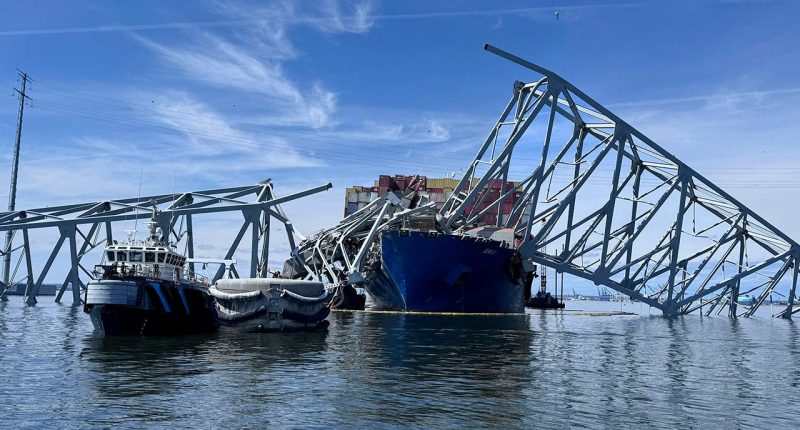 Maryland crews lift away 200-ton piece of collapsed bridge