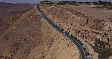 Israeli activists block Gaza-bound aid trucks on desert highway | Newsfeed