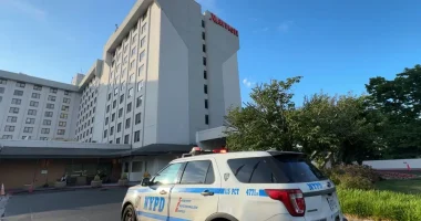 Poker player robbed of $250K in gunpoint stickup outside NYC airport hotel: report