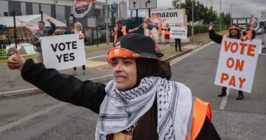 Amazon launches anti-union charm offensive ahead of key vote by UK workers