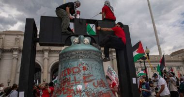 Pro-Palestinian protestors vandalize Union Station at anti-Israel protest, Republicans restore American flags